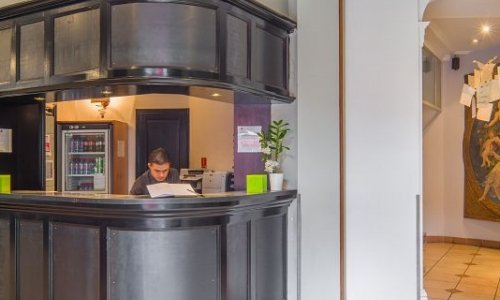 Service WIFI et ordinateurs disponibles pour les clients